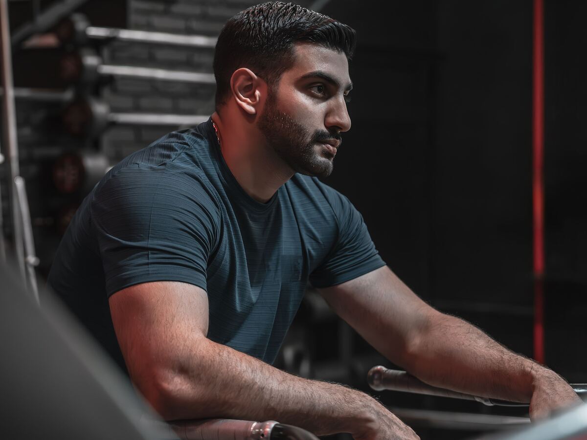 متدرّب مركّز في الجيم